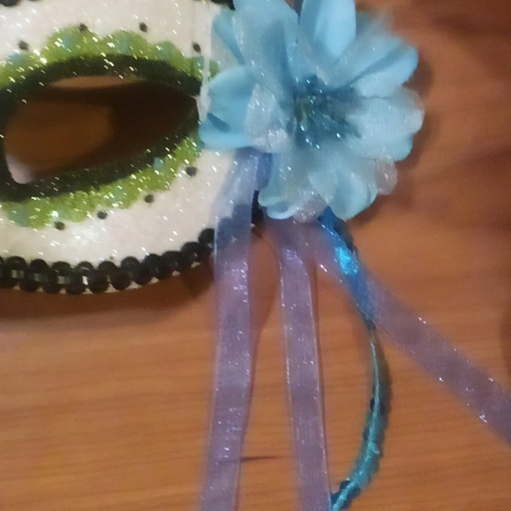 NWT Halloween/Mardi gras blue/white glitter adult mask